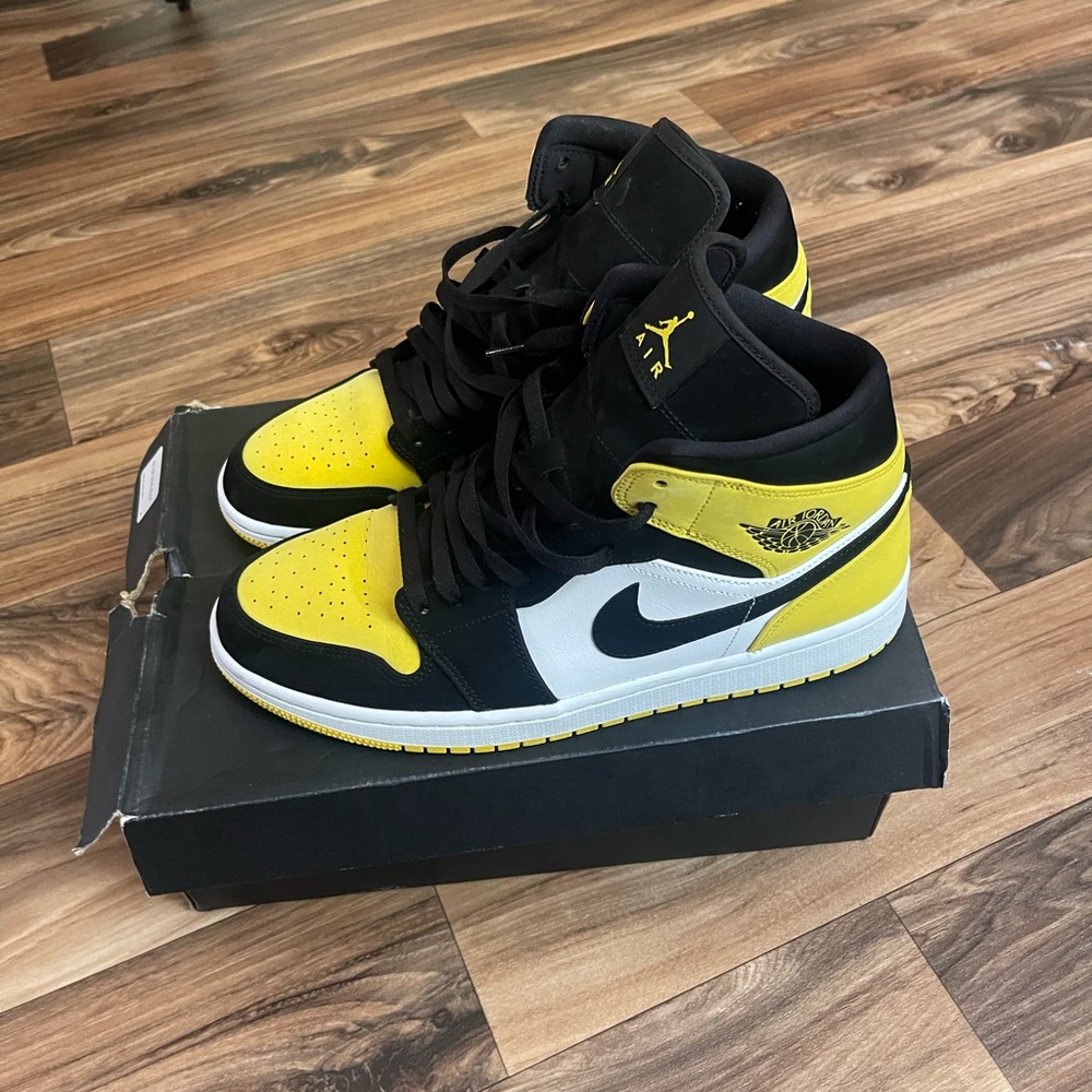 Size 11 Black and Yellow Jordan 1s